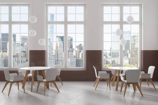现代餐厅的内部 有白色和棕色的瓷砖墙 混凝土地板 有白色椅子的圆桌和有城市景观的窗户 3D渲染 — 图库照片