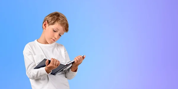 Concentrated Kid Book Hands Carefully Reading Portrait Copy Space Gradient — Stock Photo, Image