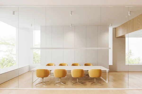 风格别致的白色和木制的会议内部与椅子和桌子 玻璃墙分区和硬木地板 具有热带地区全景窗口的谈判空间 3D渲染 — 图库照片