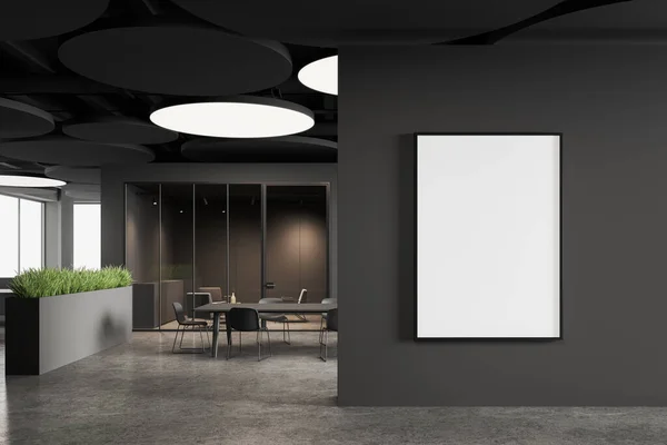 グレーと茶色の壁 コンクリートの床 グレーの椅子と垂直モックアップポスターとの長い会議テーブルとスタイリッシュなオフィス会議室のインテリア 3Dレンダリング — ストック写真