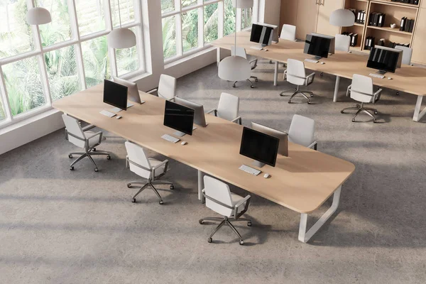 顶部视图与共同工作的内部与Pc监视器在一个共享的桌子和椅子一排 灰色混凝土地板 热带风格的工作空间和全景窗口 3D渲染 — 图库照片