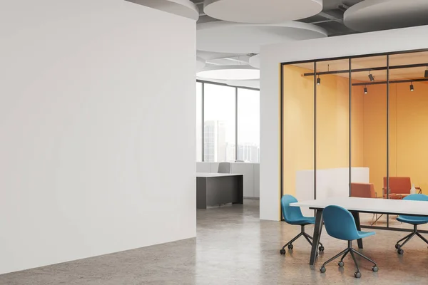 Stylowe Wnętrze Pokoju Biznesowego Stołem Konferencyjnym Krzesłami Widok Boku Pomarańczowe — Zdjęcie stockowe
