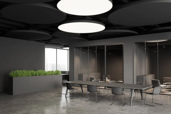 办公室室内黑暗 有会议桌和椅子 侧视图放松角落 扶手椅和咖啡桌在玻璃门后面 摩天大楼上的全景窗户 3D渲染 — 图库照片