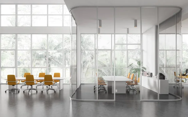 Gemütliche Besprechungsräume Mit Stühlen Und Brett Arbeitsplatz Und Glasabtrennung Auf — Stockfoto