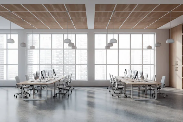 Białe Współpracownicze Wnętrze Krzesłami Biurowymi Rzędzie Komputerem Biurku Szara Betonowa — Zdjęcie stockowe