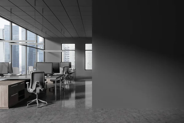 Dunkles Coworking Interieur Mit Stühlen Und Schreibtisch Mit Monitoren Büromöbeln — Stockfoto