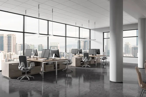 Roh Moderní Otevřené Kanceláře Bílými Sloupy Betonovou Podlahou Řadami Počítačových — Stock fotografie