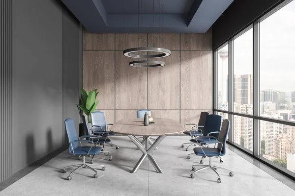 灰色和木制会议内部与蓝色扶手椅和椭圆形桌子 灰色瓷砖地板 吉隆坡摩天大楼上有全景窗口的封闭会议空间 3D渲染 — 图库照片