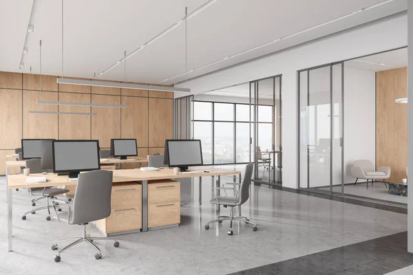 동료들 실내에 사무실은 의자가 구석에 옆에서는 현대식 가구가 회의실을 바라본다 — 스톡 사진
