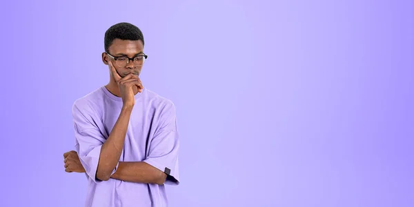 眼鏡をかけたアフリカ系のサラリーマンの学生 顎を手で見下ろしている肖像画 空の紫色の背景をコピーします アイデア 選択の概念 — ストック写真