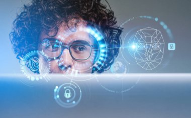 Gözlüklü bilgisayar portresi, dijital biyometrik tarama hologramı, yüz tanıma ve parmak izi olan bir iş adamı. Küresel erişim kavramı