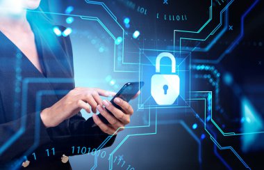 İş kadını akıllı telefona dokunuyor, sanal ekranda siber güvenlik ve asma kilit ile parlayan çizgiler var. Küresel koruma ve güvenlik kavramı