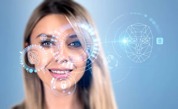 Sonriente Atractiva Empresaria Está Viendo Interfaz Digital Con Holograma Círculo — Foto de Stock