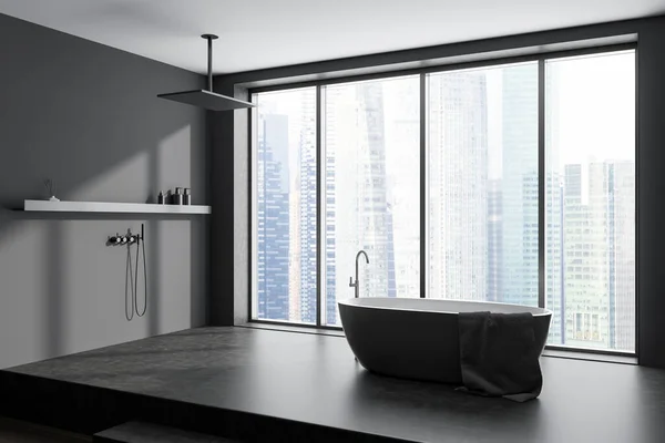 Eckblick Auf Dunkles Badezimmerinterieur Mit Badewanne Panoramafenster Mit Blick Auf — Stockfoto