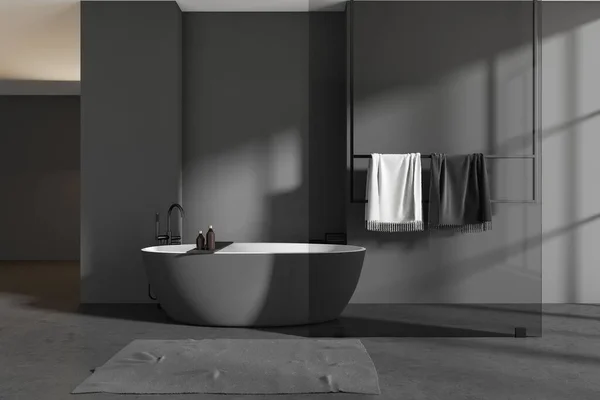 黑暗浴室内部与浴缸和脚毛巾 玻璃隔板和毛巾栏杆与配件 灰色混凝土地板 3D渲染 — 图库照片