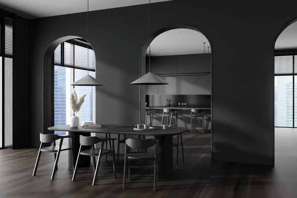 Dunkles Kücheninterieur Mit Esstisch Und Stühlen Seitenblick Bogentür Den Kochbereich — Stockfoto