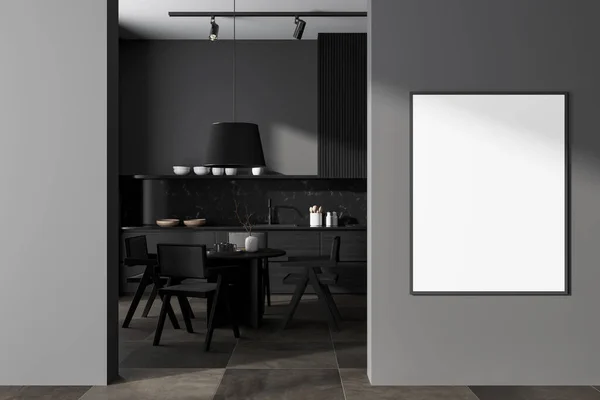 Dunkles Kücheninterieur Mit Esstisch Und Stühlen Auf Fliesenboden Minimalistisches Geschirr — Stockfoto