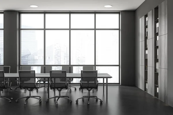 Σκούρο Εσωτερικό Γραφείο Δωμάτιο Πολυθρόνες Και Διοικητικό Συμβούλιο Ράφι Έγγραφα — Φωτογραφία Αρχείου