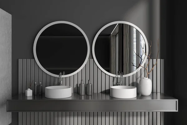 黑暗的浴室内部与双水池和圆形的镜子 浴室配件和全景窗 有两个洗脸盆的酒店洗浴区 3D渲染 — 图库照片