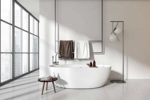 Interior Banheiro Branco Com Banheira Acessórios Toalheiro Lâmpada Janela Panorâmica — Fotografia de Stock