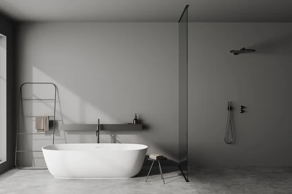 Πρόσοψη Σκούρο Εσωτερικό Μπάνιο Μπανιέρα Ντους Γκρι Τοίχους Τσιμεντένιο Πάτωμα — Φωτογραφία Αρχείου