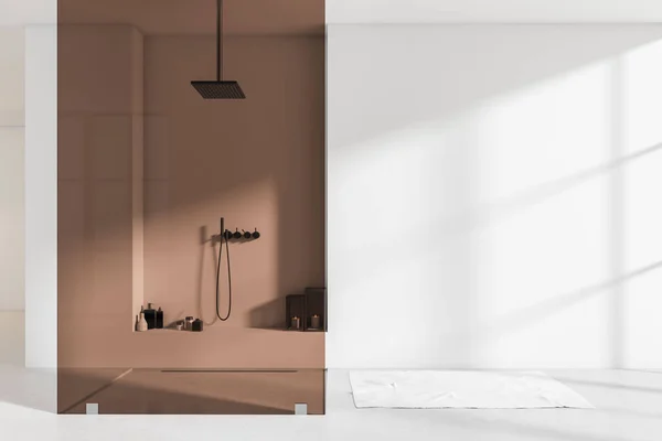 シャワーとガラスのパーティションと白いバスルームのインテリア 光コンクリート床の上の入浴アクセサリーや足タオル 空の壁をふさいで 3Dレンダリング — ストック写真