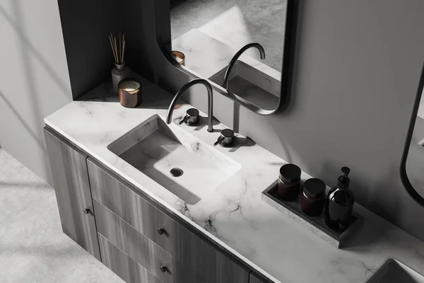 Vista Superior Interior Banheiro Escuro Com Pia Espelho Cômoda Madeira — Fotografia de Stock