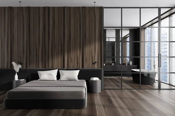 暗いベッドルームとベッド バスタブ シンクとミラー パノラマウィンドウ ベッドサイド 木製の床 ガラスパーティションとバスルームのインテリアのフロントビュー ミニマルデザインのコンセプト 3Dレンダリング — ストック写真