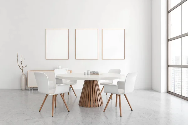 ダイニングテーブル 3つの空の白いポスター アームチェア パノラマウィンドウ 白い壁 コンクリート床と明るいダイニングルームのインテリアのフロントビュー ミニマルデザインのコンセプト モックアップ 3Dレンダリング — ストック写真
