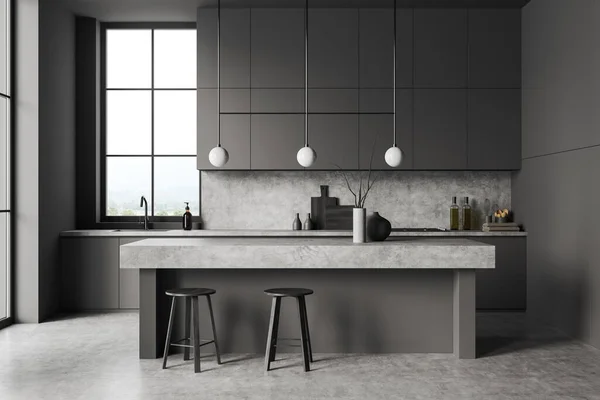 Dunkler Küchenraum Mit Barhocker Und Arbeitsplatte Auf Grauem Betonboden Geschirr — Stockfoto