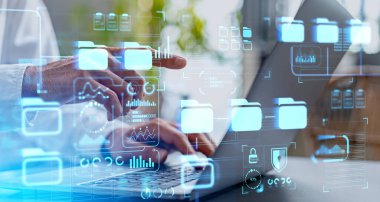 Bulanık ofis masasında dizüstü bilgisayarla DMS arayüzü kullanan işadamının elleri. Dosya yönetimi yazılımı ve kağıtsız veritabanı kavramı