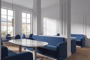 Sütunları, beyaz duvarları, ahşap zemini, oval ve yuvarlak masaların yanında duran rahat mavi koltukları ve sandalyeleri olan modern kafe. 3d oluşturma
