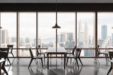Sıcak, karanlık bir restoran, sandalyeler ve sıra sıra masa, beton zemin. Minimalist mobilyaları olan bir işletme kafeteryası. Kuala Lumpur 'un panoramik penceresi. 3B görüntüleme