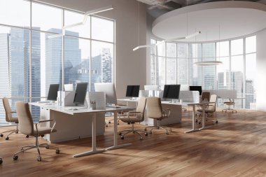 Beyaz ve ahşap iç döşeme, sandalye ve bilgisayar monitörleri, ahşap zemin. Şık bir ofis köşesi ve Singapur gökdelenlerinin panoramik penceresi. 3B görüntüleme