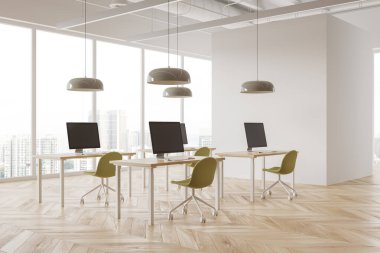 Beyaz ve ahşap iç mekan, sandalyeler ve bilgisayar, parke zeminde yan görüş. Kuala Lumpur 'da masa ve panoramik pencere olan bir ofis köşesi. 3B görüntüleme