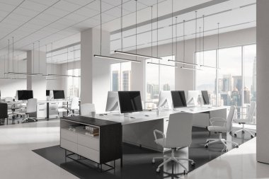 Masasında sandalye ve bilgisayar olan beyaz iş yerleri, yan manzaralı beton zemin. Kuala Lumpur gökdelenlerinin köşesi ve panoramik penceresi. 3B görüntüleme