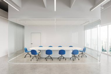 Beyaz konferans, sandalyeler ve oval yönetim kurulu, cam bölme ve beton zemin. Kuala Lumpur gökdelenlerinin panoramik penceresiyle toplantı ve danışma alanı. 3B görüntüleme