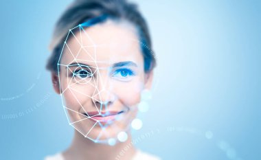 Gülümseyen çekici iş kadını, dijital arayüzle, hat bağlantısı hologramı ve ikili kodla yüz tanıma sistemi ile. Yapay zeka biyometrik tarama teknolojisi kavramı