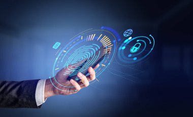 İş adamı telefonu elinde tutuyor, siber güvenlik ve asma kilit ikonu ile parlayan parmak izi gövdesi hologramı. Biyometrik kimlik ve tarama kavramı