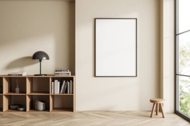 Bej oturma odasının içinde minimalist raflar, kitaplar ve dekorlar, ahşap tabure. Tropik bölgelerde panoramik pencere. Tablo posteri, 3 boyutlu görüntüleme