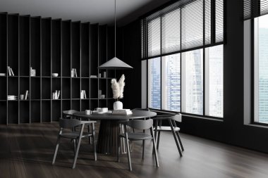 Oturma odasının içi masa, sandalye, yan görüş, ahşap zemin. Süslü ve kitaplı uzun bir raf. Gökdelen manzaralı panoramik pencere. 3B görüntüleme