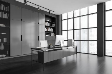 Çalışma masasında bilgisayar olan karanlık bir ofis odası, yan görüş. Kitapları ve dekorasyonu olan bir dolap, gökdelenlerin panoramik penceresi. 3B görüntüleme