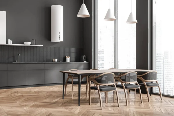 Interior Cozinha Escura Com Mesa Jantar Cadeiras Chão Madeira Vista — Fotografia de Stock