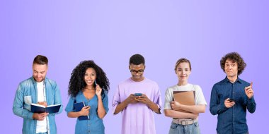 Mor arka planda duran beş farklı üniversite öğrencisi erkek ve kadın notlar ve akıllı telefonların toplu portresi. Takım çalışması, eğitim, arkadaşlık ve beyin fırtınası kavramı