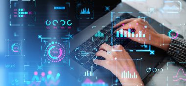 Dizüstü bilgisayarda yazan kadın parmaklarının üst görünümü, çift pozlama dijital iş veri ölçümleri, analizli gösterge paneli ve istatistiklerle parlayan çizelge. İşlem ve pazarlama araştırması kavramı