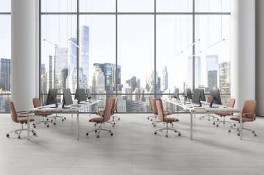 Beyaz iç mekan, sandalyeler ve bilgisayar masaüstüyle aynı sırada, beton döşeme. Samimi ve minimalist ofis çalışma alanı ve New York gökdelenlerinin panoramik penceresi. 3B görüntüleme