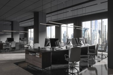 Sıraya dizilmiş sandalyeler ve bilgisayar ile birlikte çalışan koyu renk iç mekan, yan manzara beton zemin. İş yeri köşesi ve New York gökdelenlerinin panoramik penceresi. 3B görüntüleme