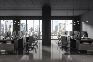 Gri duvarları ve sütunları, fayanslı zemini, sandalyeli gri bilgisayar masaları ve şehir manzaralı geniş pencereleri olan şık bir açık uzay ofisi. 3d oluşturma