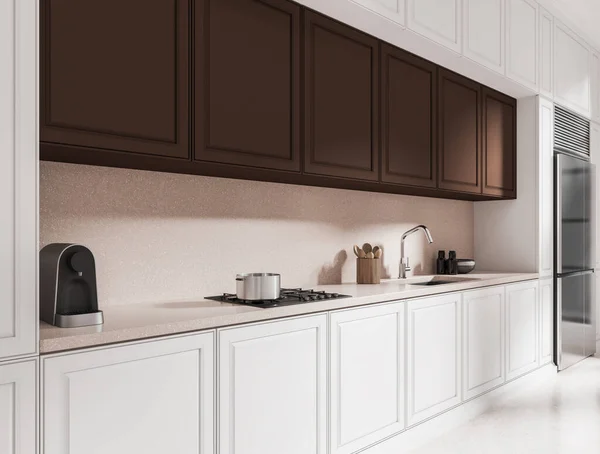 白色和棕色的家庭厨房内部与水池 炉子和隐藏的架子 现代厨房用具与咖啡制造商的侧视图 用冰箱和橱柜烹调墙角 3D渲染 — 图库照片