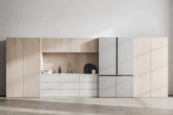 Weiße Wohnküche Mit Spüle Und Kühlschrank Mit Schrank Holzregalen Und — Stockfoto